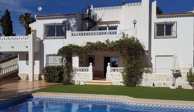 Sea view Villa for 10 guests in L'Alfas del pi between Altea and Benidorm