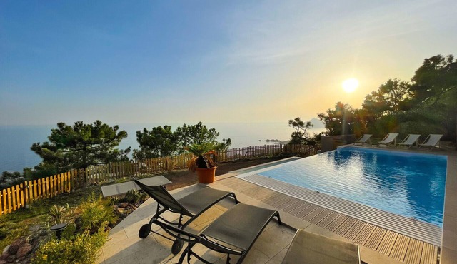 Sea-view villa for 11 guests with a heated infinity pool