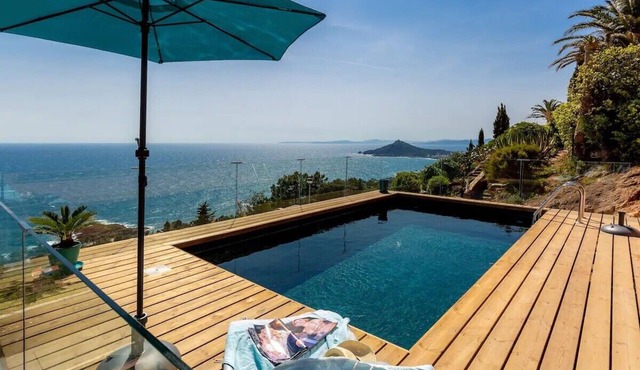 Sea-view villa for 8 guests with heated pool