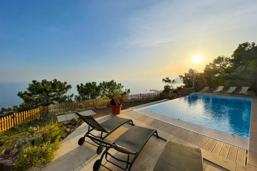 Sea-view villa for 11 guests with a heated infinity pool