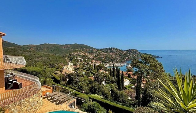 Sea view villa on the heights of Le Trayas