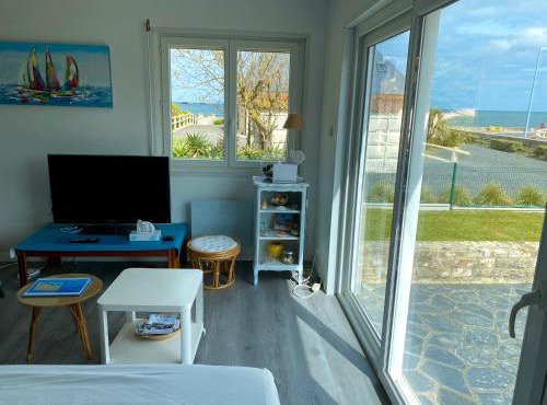 Sea view villa, refurbished interior