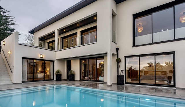Sea-view villa with 4x10 heated and covered pool.
