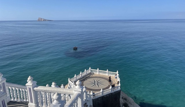 Sea-view villa with very large pool 8 minutes from the beach.