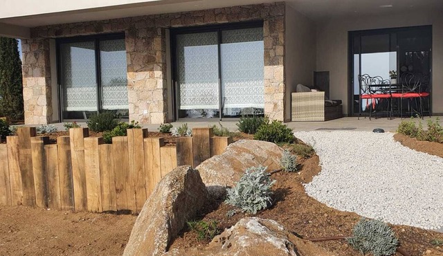 Sea view villa with garden, 5 minutes from the beach