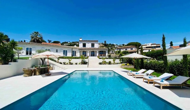 Sea view villa with large pool and garden