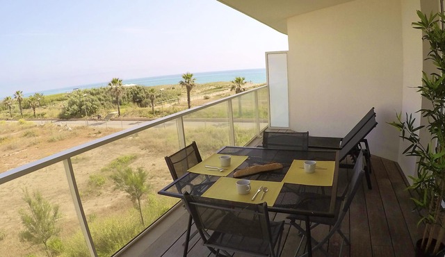 Sea view with large terrace, swimming pool, at the foot of the Pyrenees