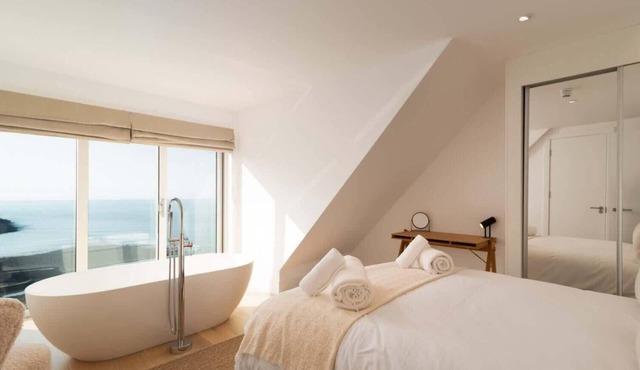 Sea View & Window Bath Experience | 2Bed | Balcony