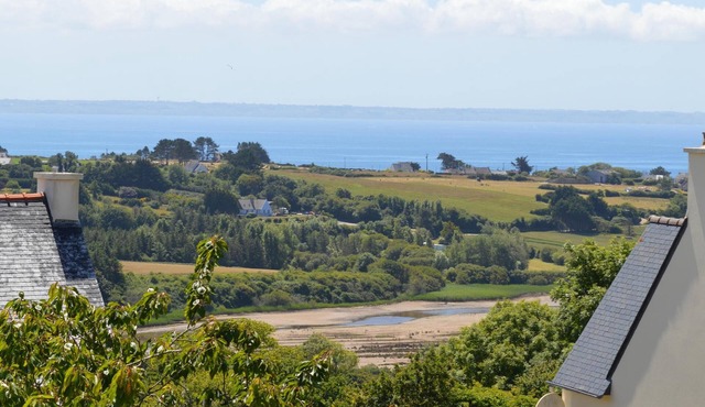 Sea view with terrace and garden for hiking, sailing, beach .