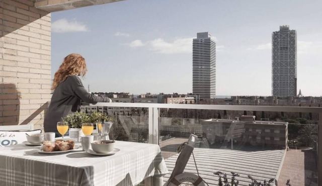 Sea view with terrace and communal swimming pool