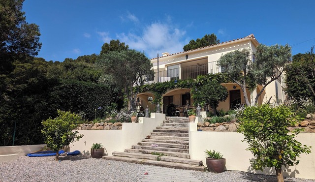 Sea views, 2 Mins Walk to the Sea, Heated Pool, Air Con, Fibre WiFi, 85+ reviews