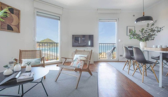 ☀️Sea Views from 4 Balconies ☀️ Walk Score 90 ☀️
