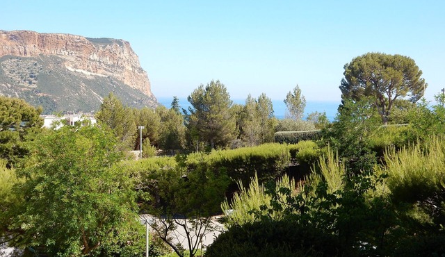 Sea views from a beautiful building, ideally located in Cassis near the harbour