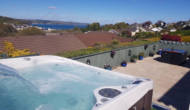 Sea views. Hot Tub. Sleeps 7 Saundersfoot , 7 mins walk to village, seafront.