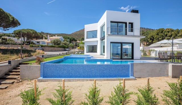 Sea views in "Cap de Creus". Free WIFI. Ideal Families. LUMEN HOUSE.