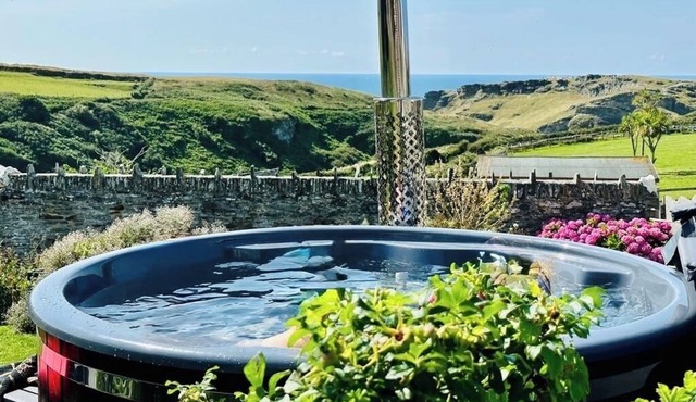 Sea views just yards from restaurants, pubs & shops. Sleeps 16-18, 8 x en-suite.