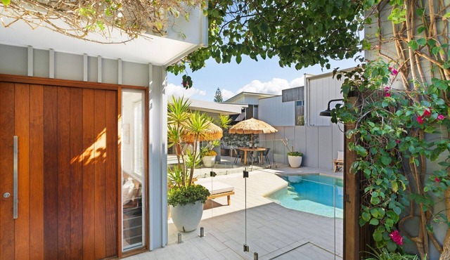 Sea views, minutes from the beach