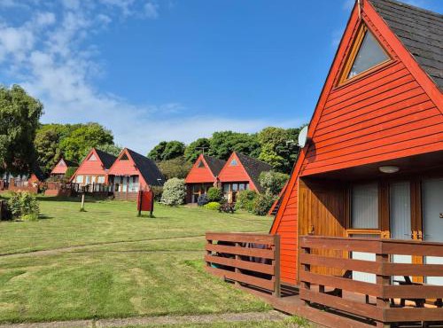 SEA VIEWS Stylish Chalet 90 at Kingsdown Park