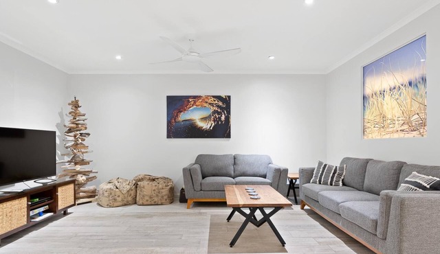 Sea Whisper - Tastefully Furnished Townhouse in Lennox Village