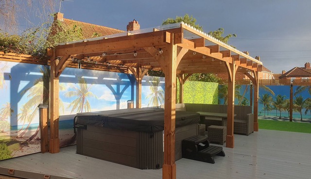 SEABAR, pet friendly, country holiday cottage in Burnham-On-Sea