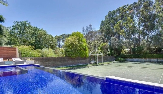 Seabird Oasis: 5 BR, 3 BA House in Portsea, Sleeps 12