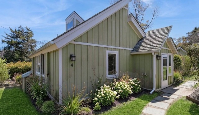 Seabreeze #4: Charming Cottage Footsteps to the Beach