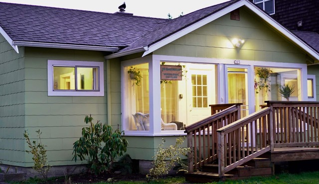 SeaBreeze Bungalow - Home 1/2 block to beach - Pet Friendly and Enclosed Fence!