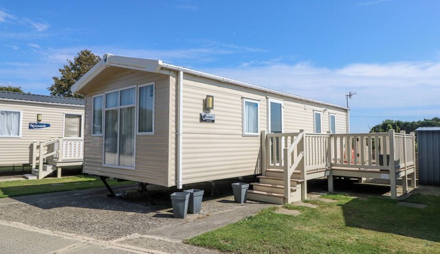 SEABREEZE COTTAGE, family friendly, with a garden in East Wittering