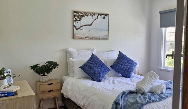 Seabreeze cottage full kitchen sleeps 6 heating and cooling and log fire