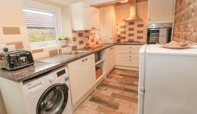 SEABREEZE COTTAGE, pet friendly, with a garden in Ashington