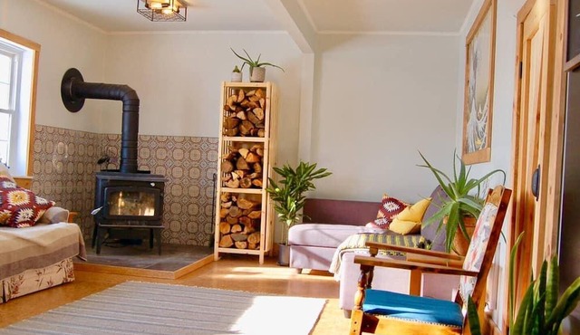 Seabreeze Farm House- 5 minute walk to the beach!