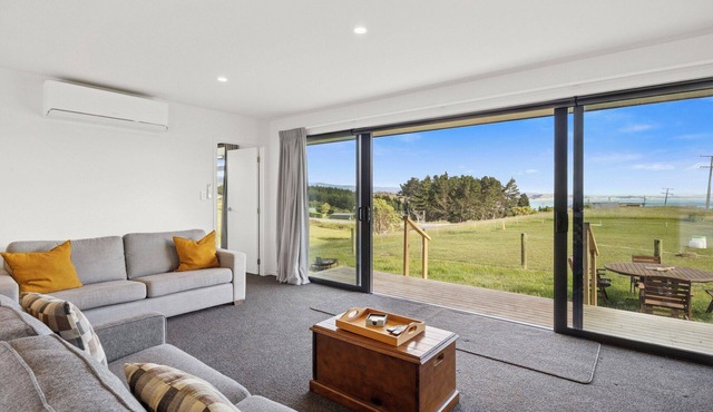Seabreeze Lookout - Moeraki Holiday Home