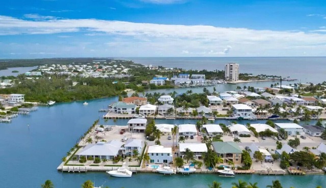 Seabreeze Marathon Oceanside 4/3 Pool Boat Dock