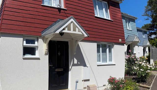 Seabreeze- modern two bedroom house, parking, large garden, close to seafront