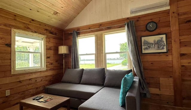 Seabreeze Retreat-Cozy waterfront 3-bedroom, one minute from PEI National Park
