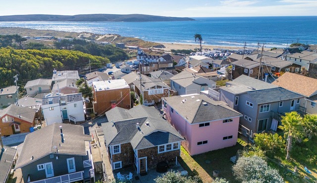 SeaBreeze~Where Beach Days Meet Endless Fun! 7 Min Walk to the Sand! GmRm Pup