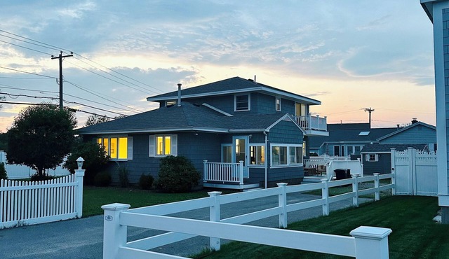 Seabrook Beach House 4 BR Sleeps 10 - 100 steps to beautiful sand beach