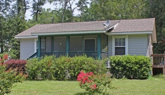 Seabrook Cottage - Nestled among the trees, a quiet rural retreat!