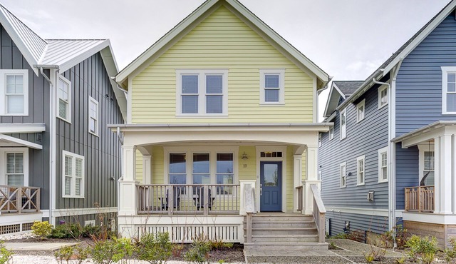 Seabrook's Cascadia, a charming 4-bedroom home in the Farm District!