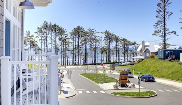 Seabrook's Pacific View, a cozy loft in Town Center!