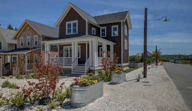 Seabrook's Shifting Gears, a spacious 3-bedroom home!