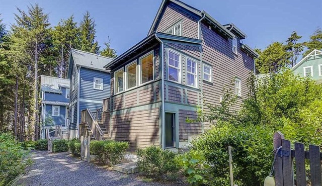 Seabrook's Siren Song, a dog-friendly home!