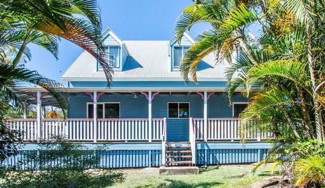 SEACHANGE LOFT HOLIDAY HOUSE - STROLL TO MAIN BEACH, BOAT PARKING