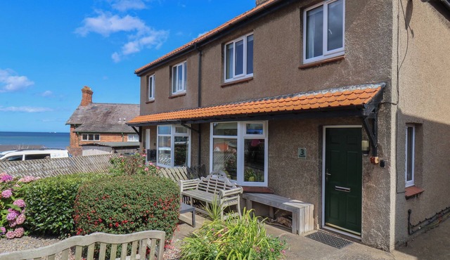 SEACLIFF COTTAGE, pet friendly, with open fire in Sandsend