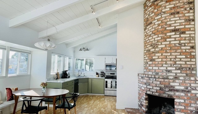 Seacliff Mid Century Cottage 3 Min to Beach: Ocean Views, Deck and Hot Tub