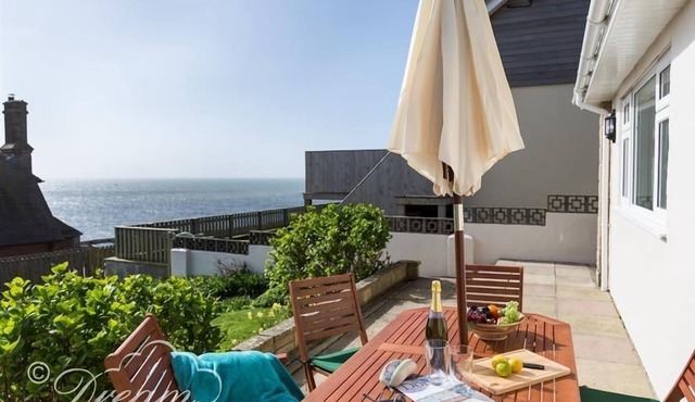 SEACLIFF, pet friendly, country holiday cottage in West Bay