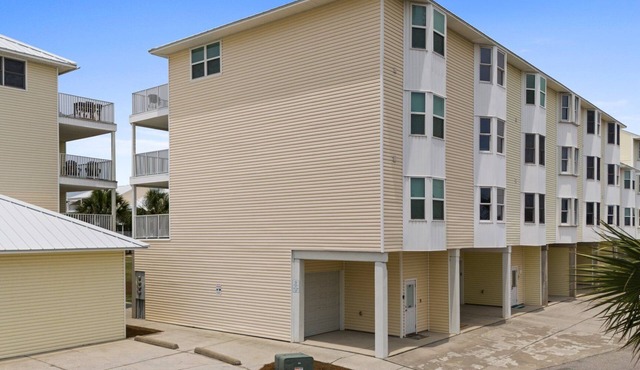 SeaCliffs Condo w/Elevator and Community Pool