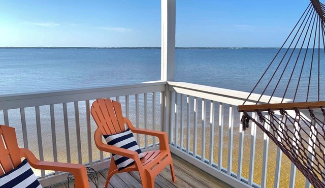 Seaclusion: Calming Waterfront Unit with 2 Kayaks!