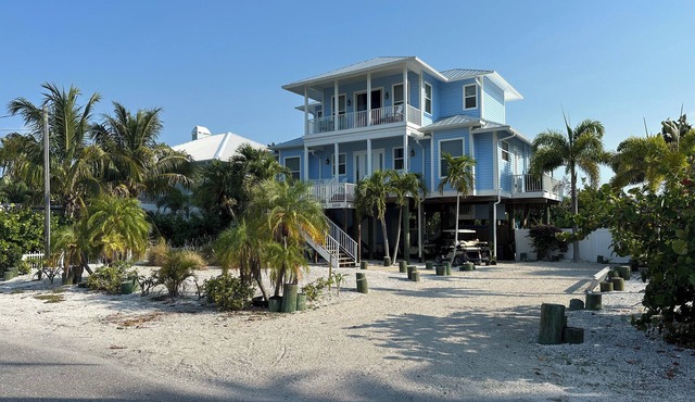 SEACLUSION - Island Paradise Home Close to the Beach with Pool and Boat Dock