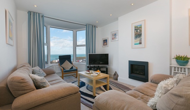 SeaCrest, St Ives - Sleeps 10 - Views - Parking for Two Cars